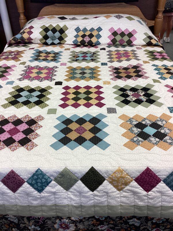 Granny Patch Patterned Quilt in Queen Size - Image 2