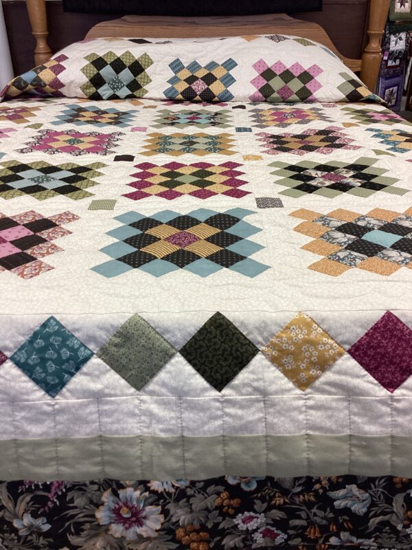 Granny Patch Patterned Quilt in Queen Size - Image 4