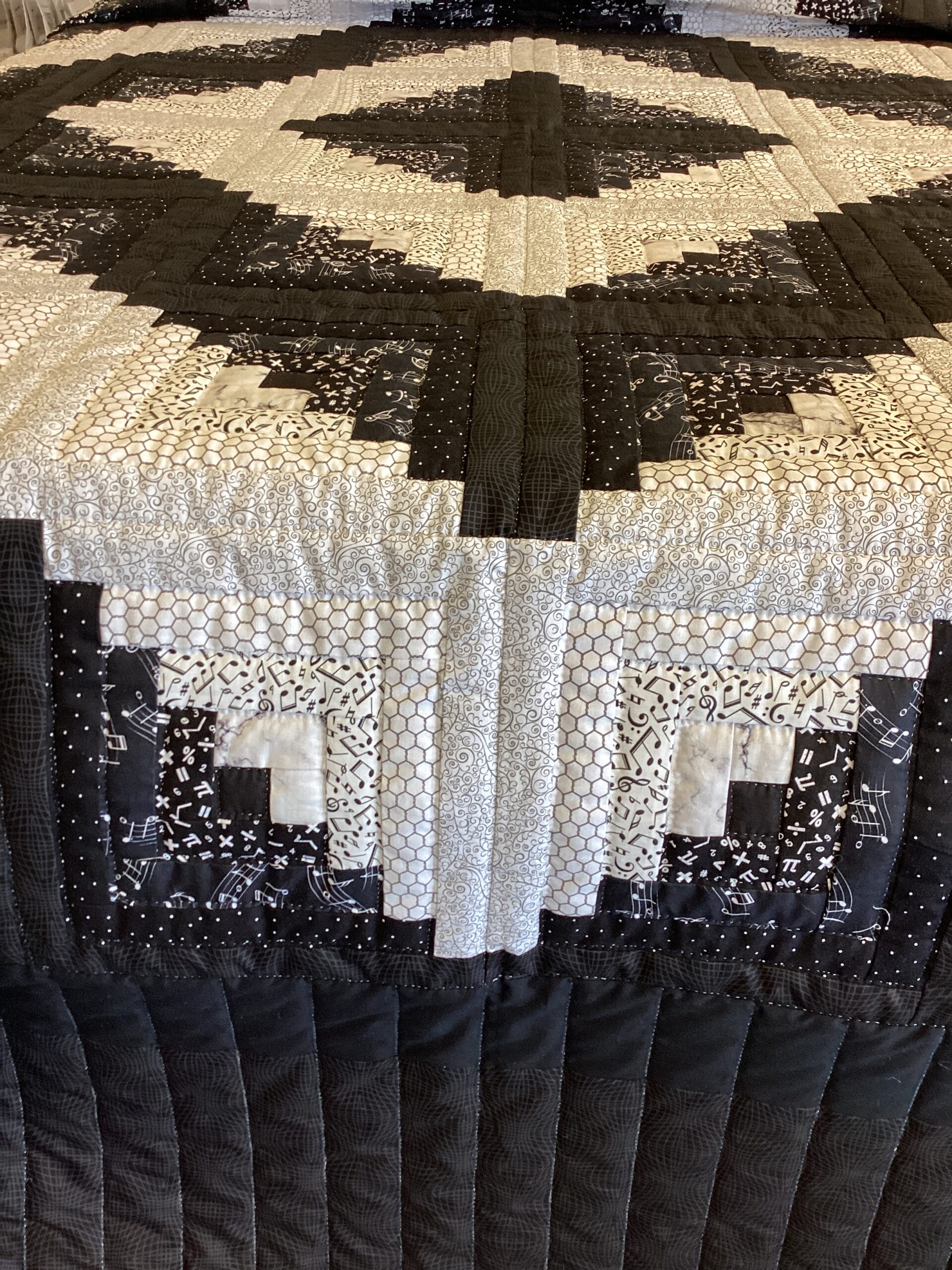 Queen Size Black and White Log Cabin Quilt - Image 5