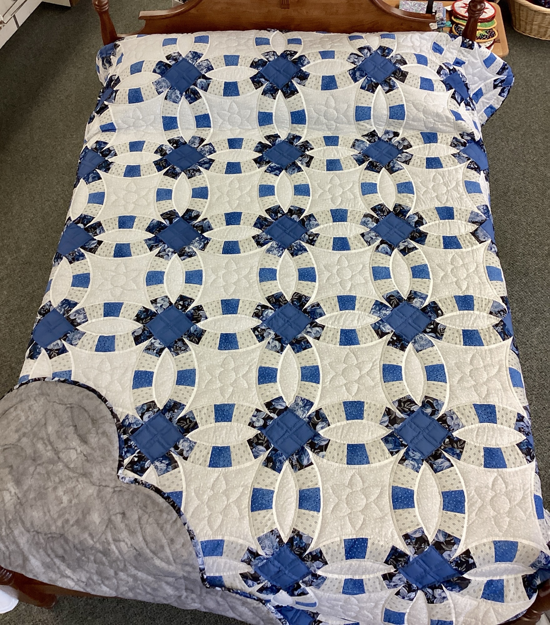 Lancaster County Amish quilt with floral wedding ring pattern and scalloped edges