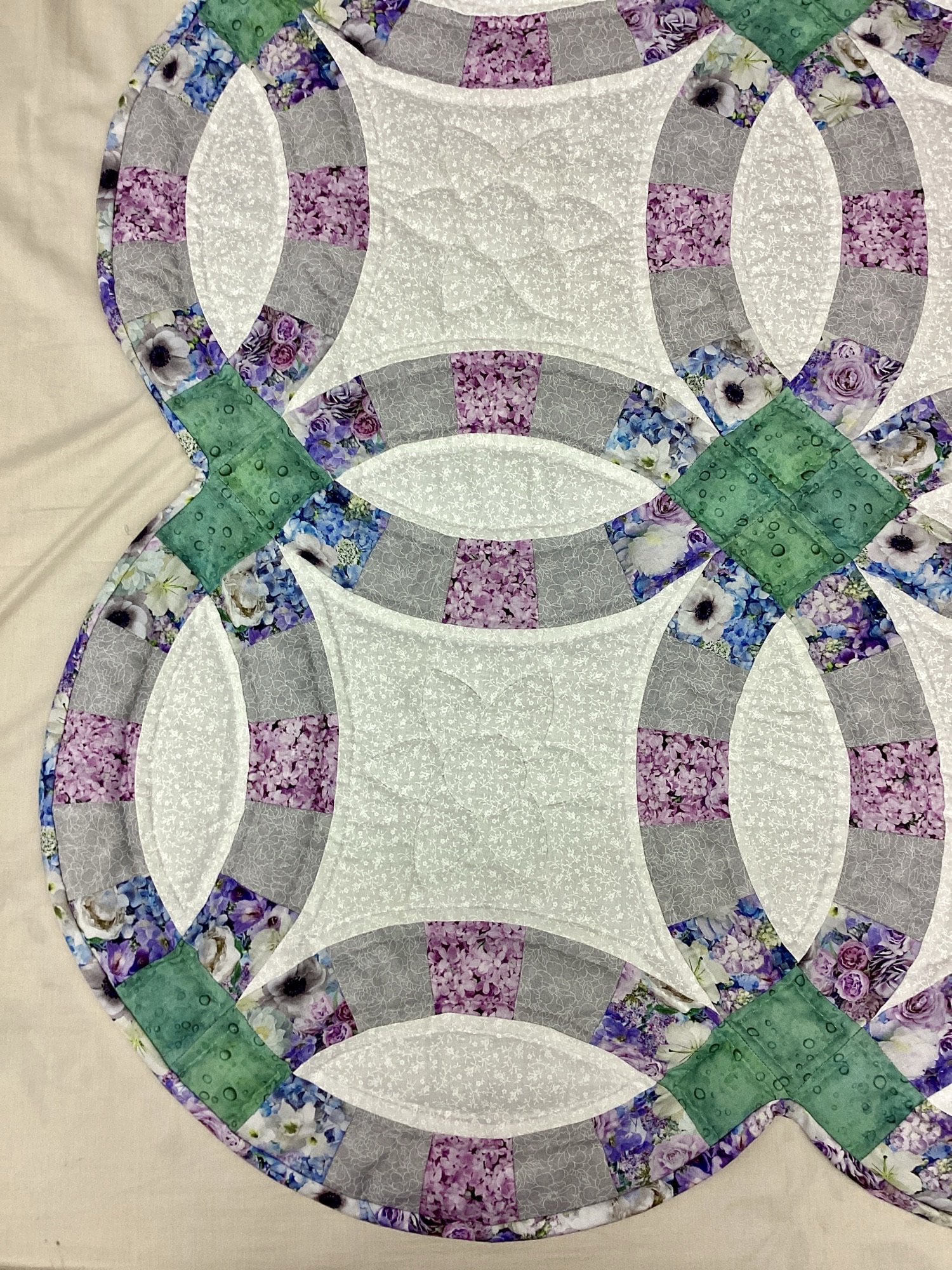 Lancaster County Amish quilted throw with scalloped Double Wedding Ring pattern