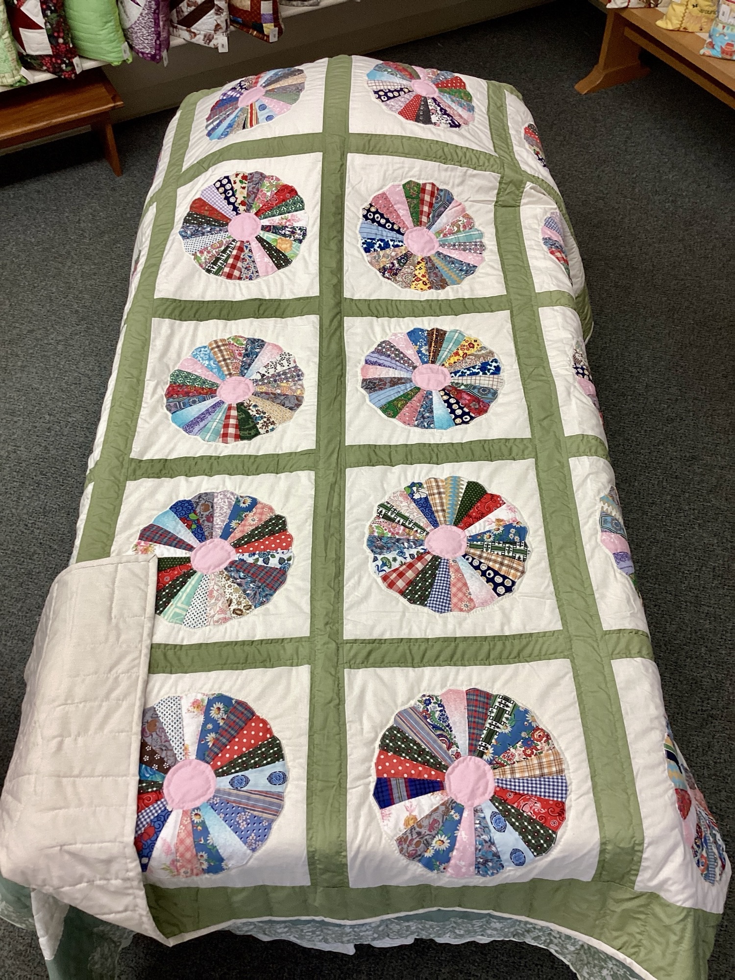 Handmade Lancaster County vintage Dresden Plate quilt with authentic 1940s fabrics and hand quilting in Twin throw size
